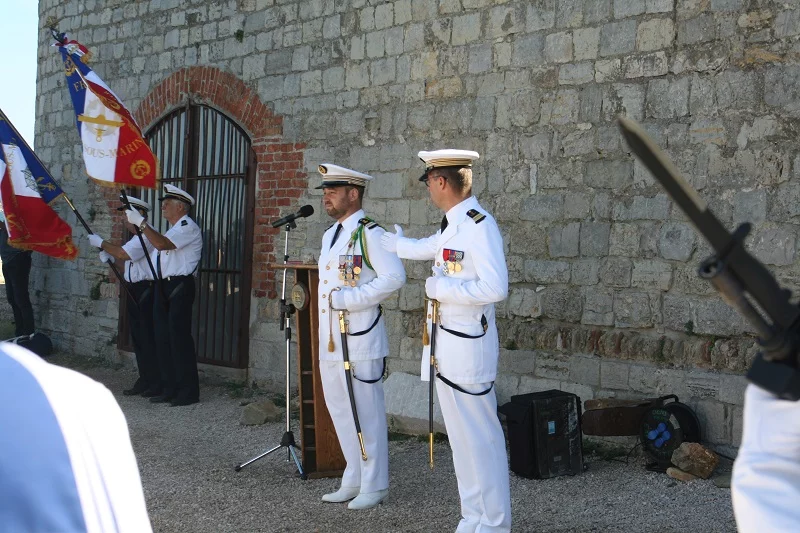 Le capitaine de vaisseau de Jaurias fait reconnaite le capitaine de frégate Leroy comme commandant de l'équipage rouge du Rubis