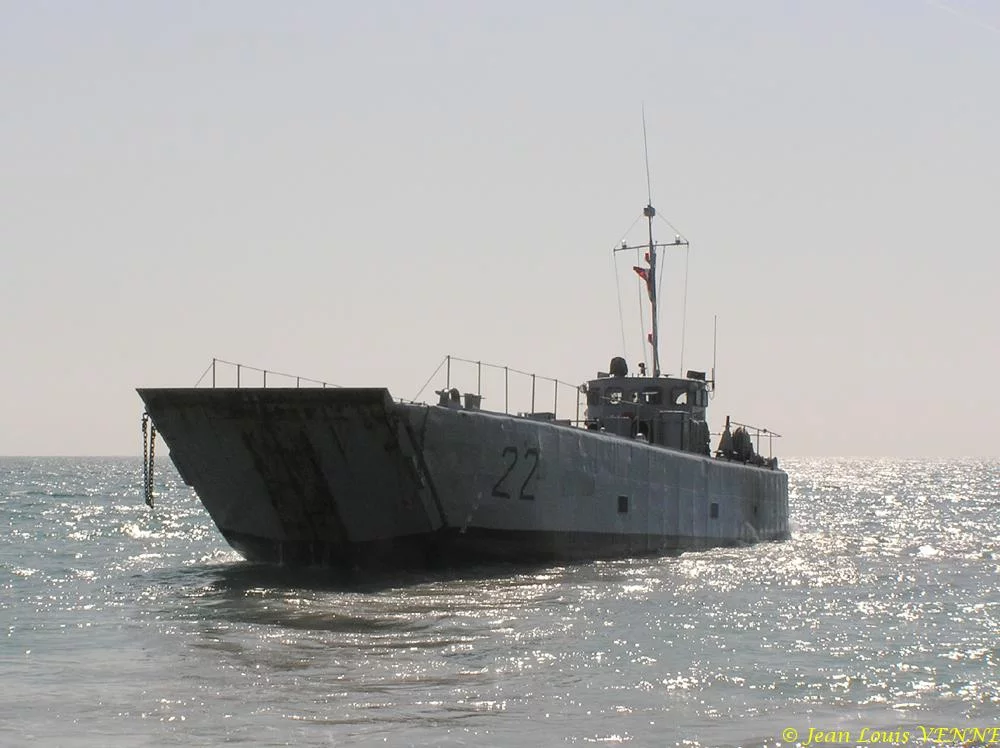 La flottille amphibie s'entraîne sur la plage des Sablettes