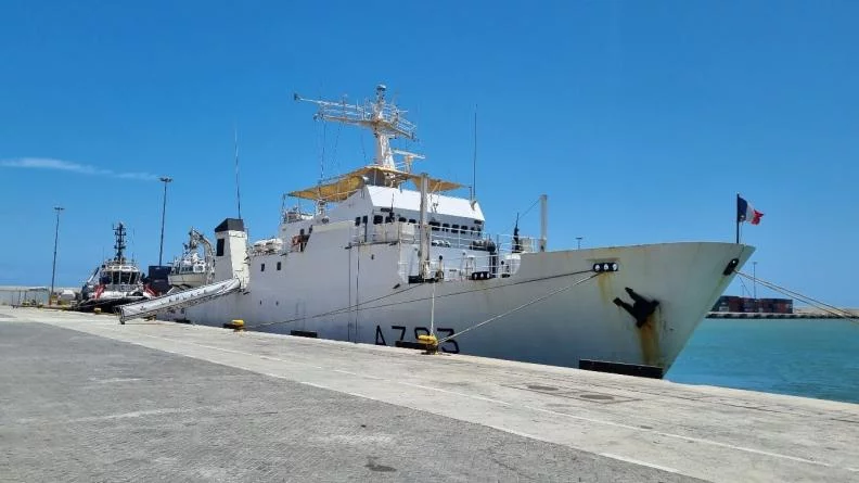 Le Laplace accosté à Praia