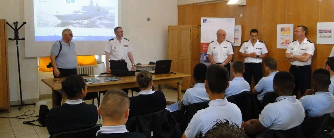 La délégation du SNLE Le Téméraire accueillie à Chaumont par les élèves de la classe « défense » du lycée Edmé Bouchardon