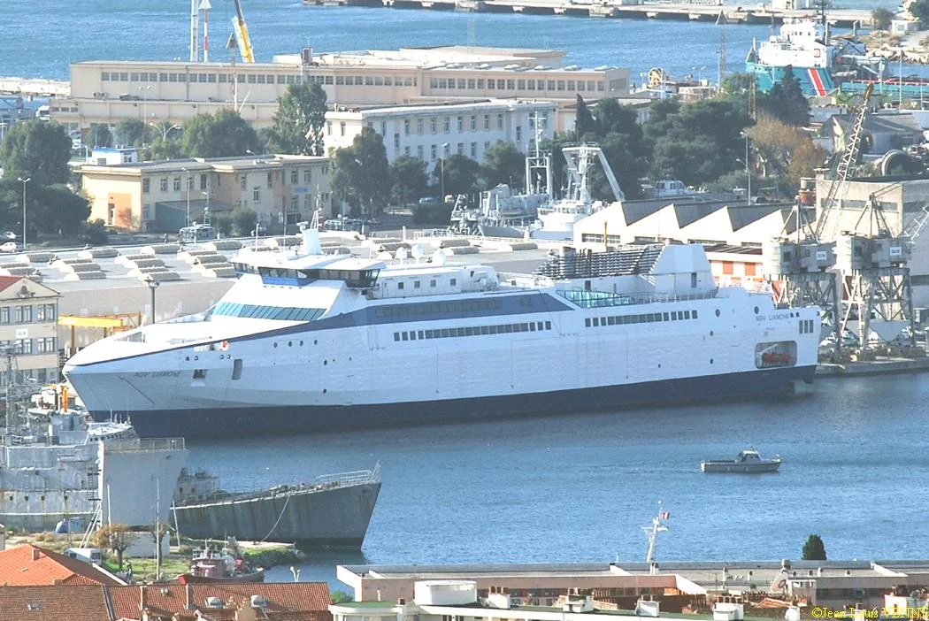 Le Liamone sort de la base navale de Toulon pour des essais