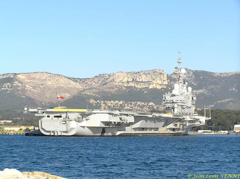Le Charles de Gaulle appareille pour des essais aviation