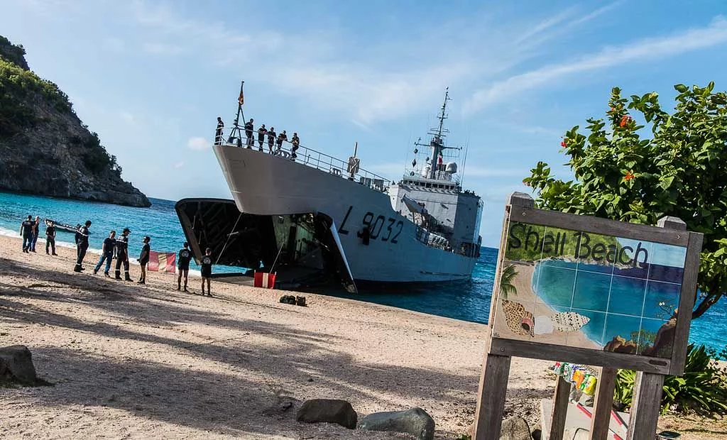 Le Dumont d’Urville effectue une reconnaissance de plage sur l’île française de Saint-Barthélemy
