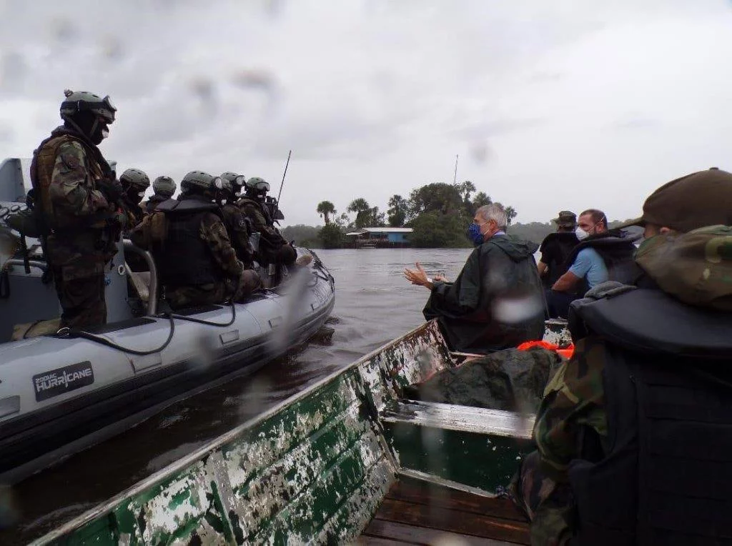 Une embarcation de drome opérationnelle (EDO) du PAG La Confiance contrôle une embarcation