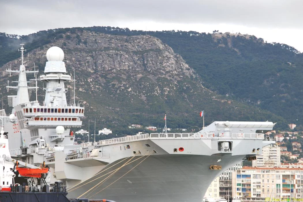 Le porte-aéronefs italien Cavour