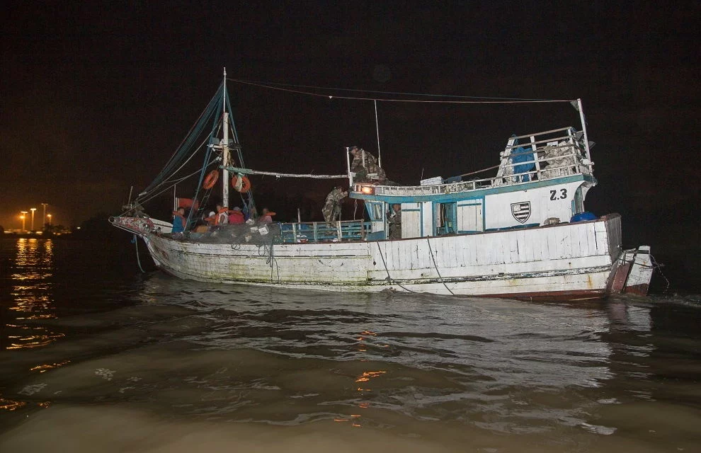 Un navire brésilien en action de pêche illégale dérouté sur la Guyane