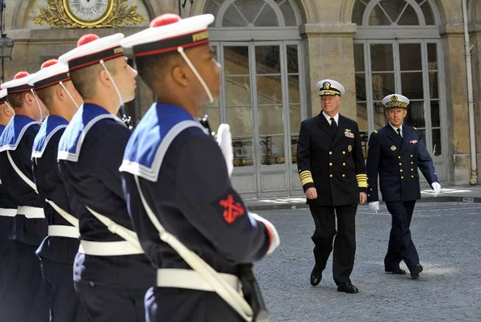 L'amiral Gary Roughead, Chief of Naval Operations (CNO), passe les troupes en revue