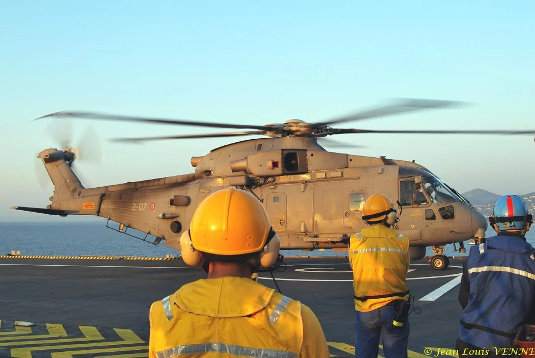 Un hélicoptère EH-101 de la marine italienne