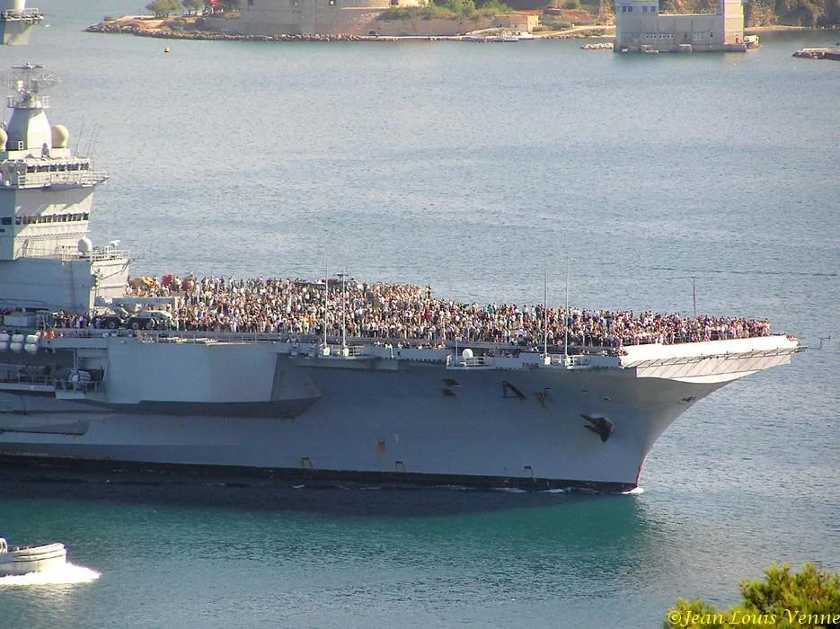 La sortie des familles du Charles de Gaulle