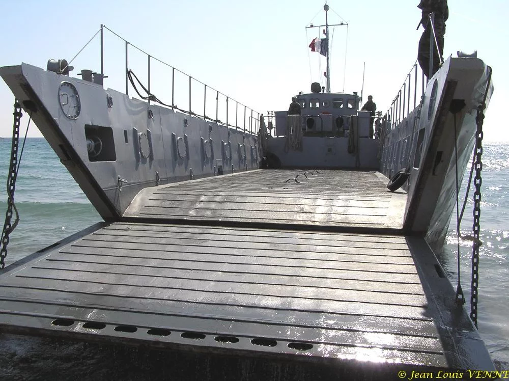 La flottille amphibie s'entraîne sur la plage des Sablettes