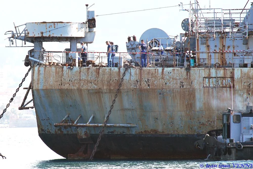 La coque de l’ex-Argens transférée à la base navale de Toulon