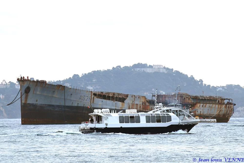 Arrivée à Toulon de la coque de l’ex-pétrolier Saône