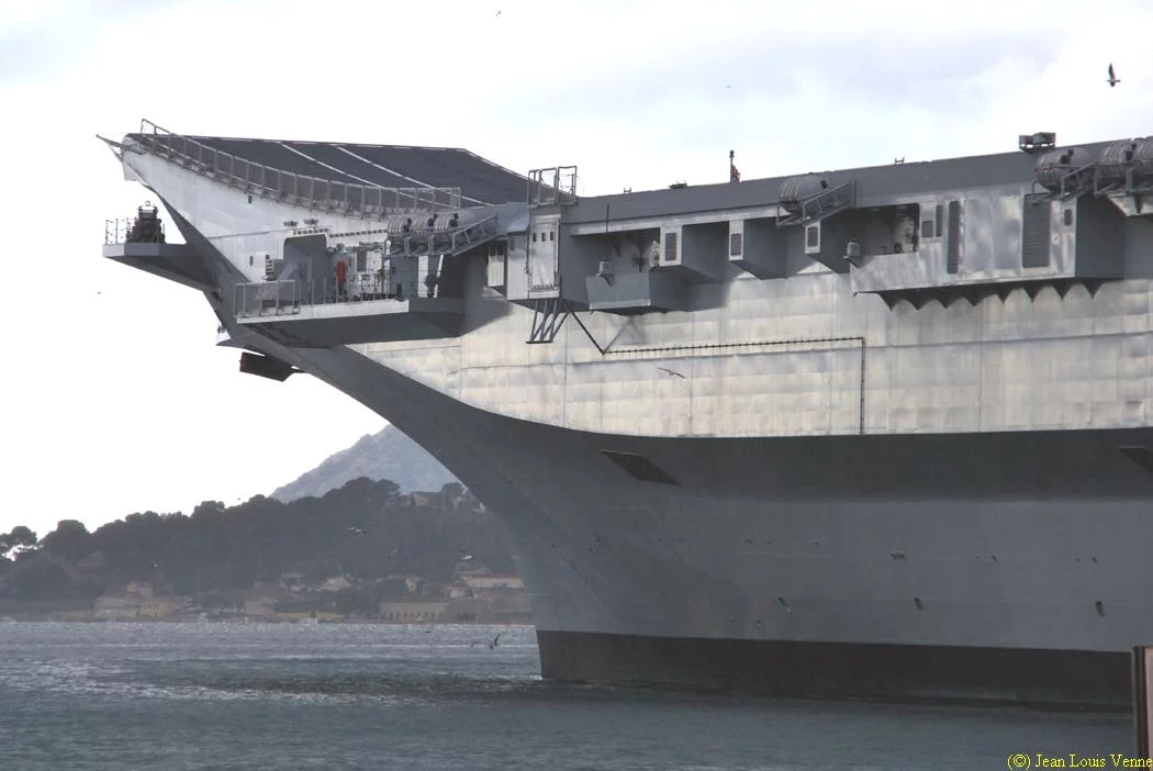Le porte-aéronefs italien Cavour