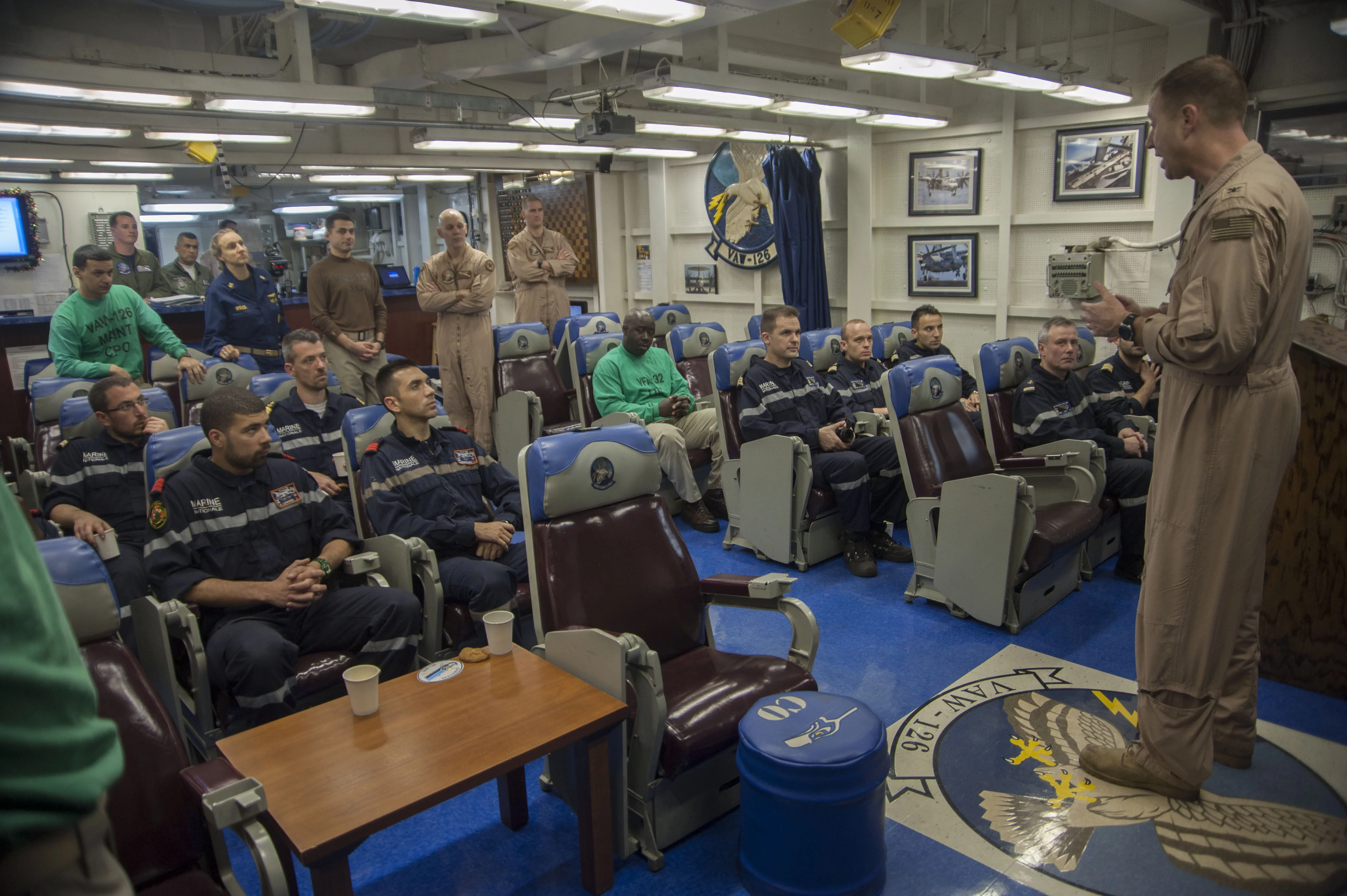 Le Capt. George Wikoff, commandant de la Carrier Air Wing 3, s'adresse aux marins français, à bord du porte-avions USS Harry S. Truman