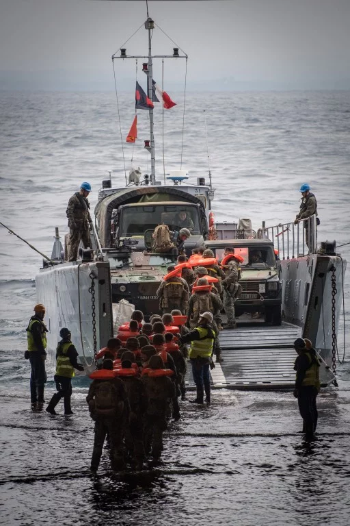 Embarquement de personnel sur un chaland de transport de matériels (CTM)