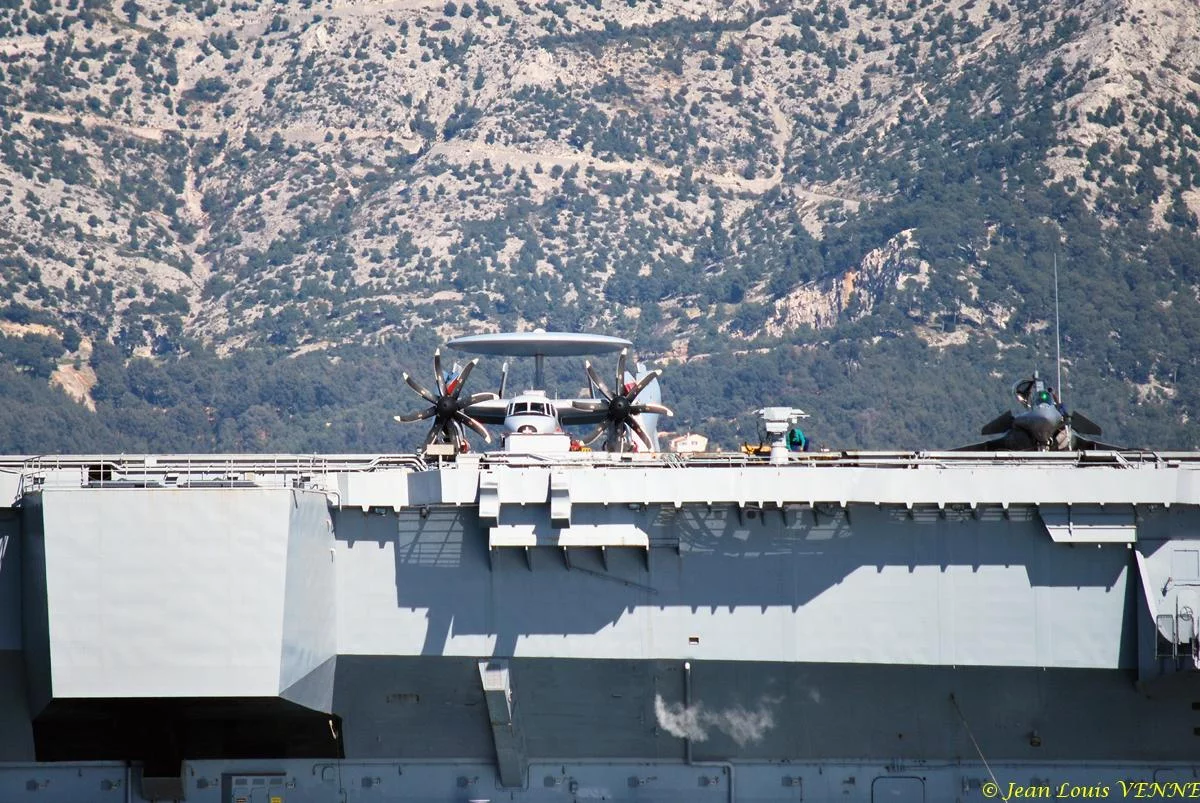 Le porte-avions Charles de Gaulle rentre de mer