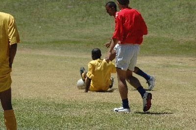Makwaba, au sol, refusant de laisser sortir le ballon