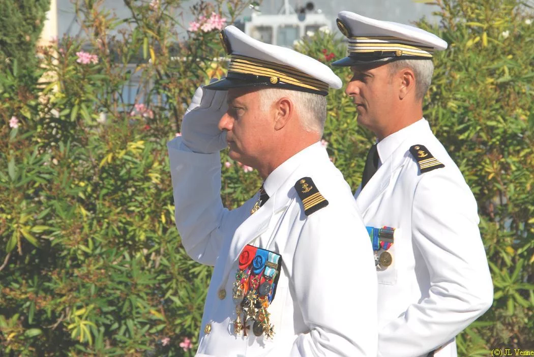 Le CV Lugan et le nouveau commandant passent la garde d'honneur en revue
