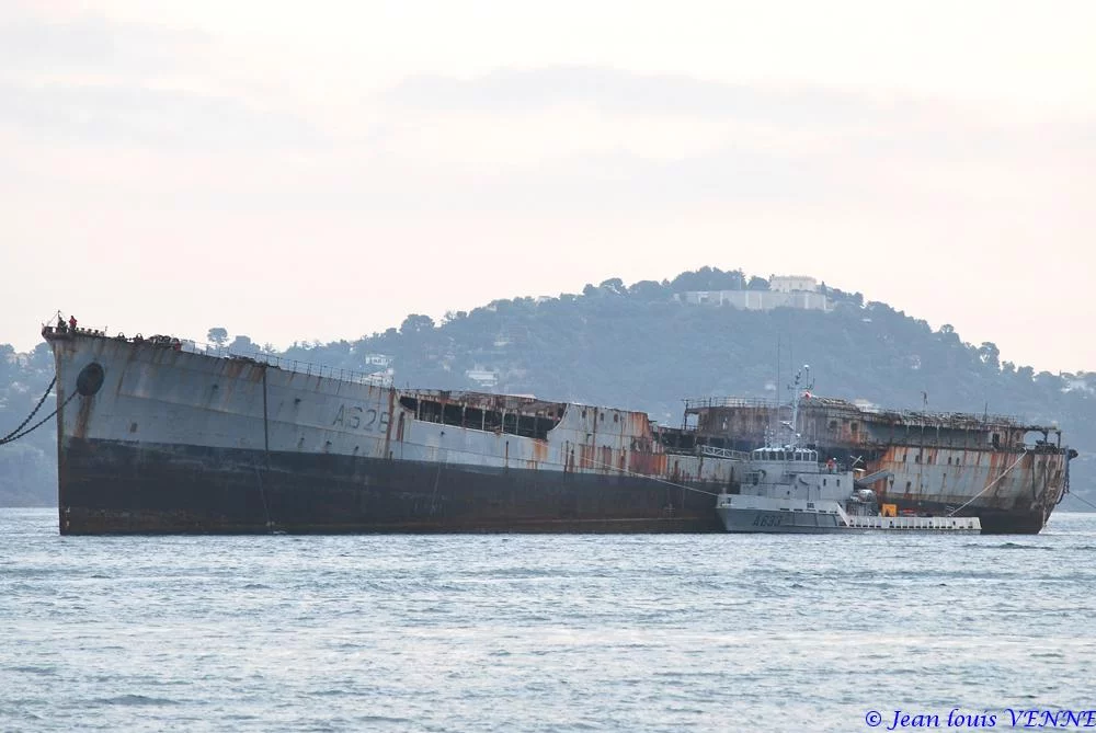 Arrivée à Toulon de la coque de l’ex-pétrolier Saône