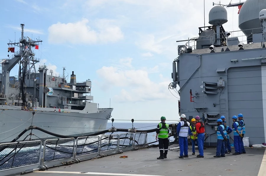 Ravitaillement à la mer entre l’USNS Rainier et le Vendémiaire