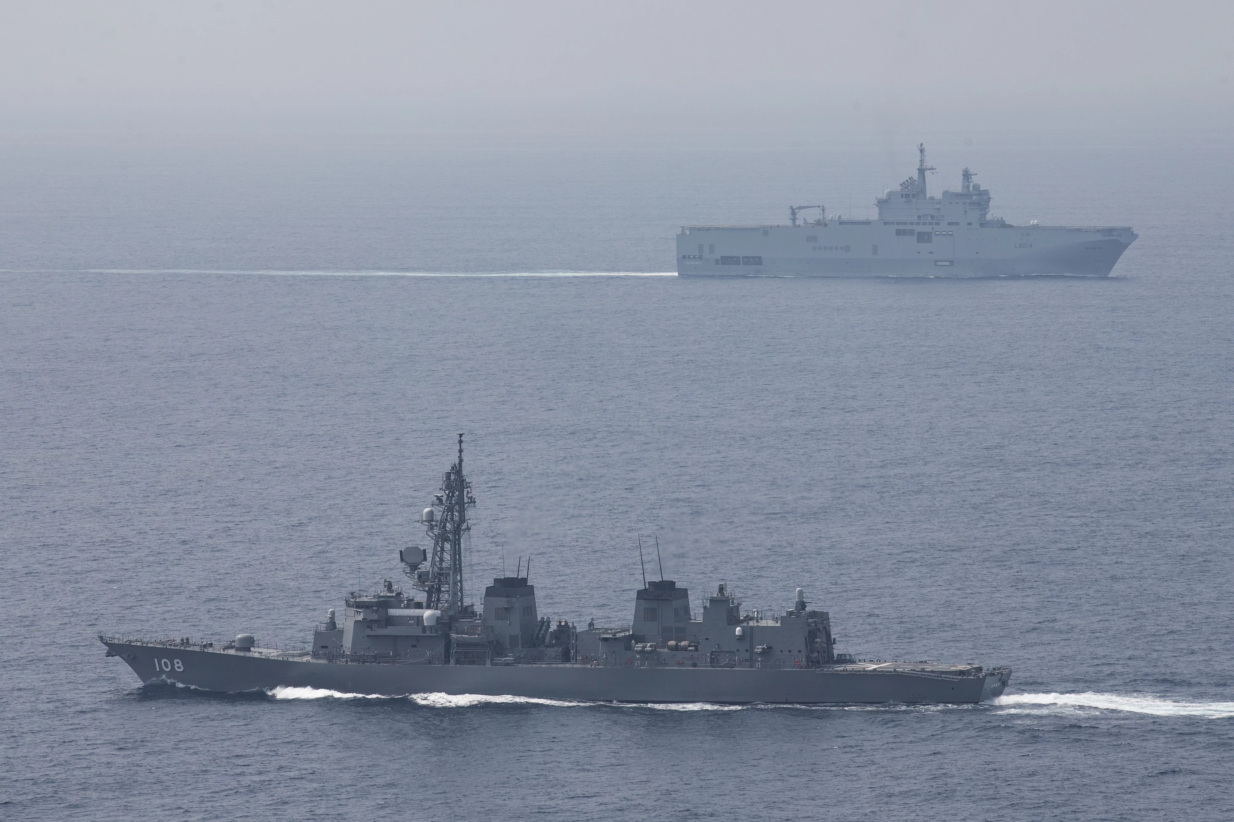 Le destroyer japonais JS Akebono et le porte-hélicoptères Tonnerre