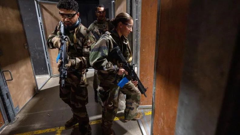 La brigade de protection de la frégate Bretagne s'entraîne au combat en milieu clos