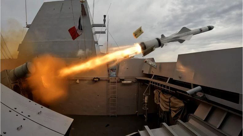 Tir d'un missile MM40 depuis la frégate Alsace