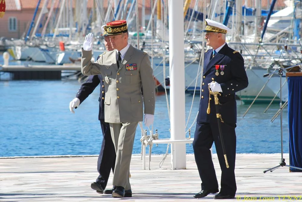 Les autorités passent le détachement d'honneur en revue