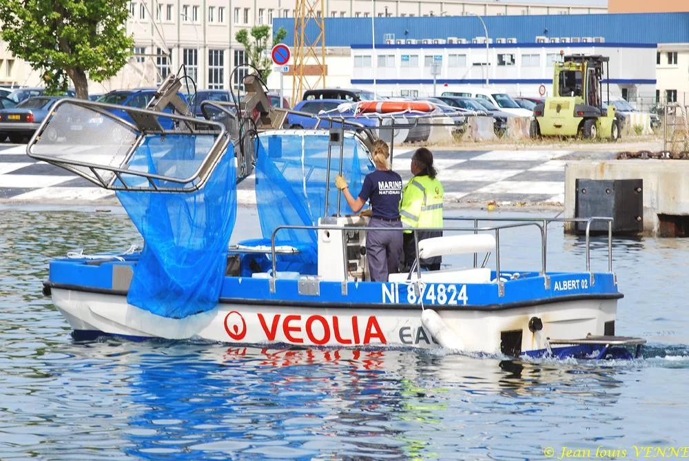 L'Albert 2, bateau écrémeur de déchets de surface