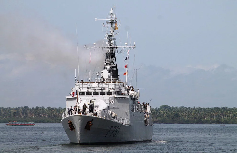 L'aviso Commandant l’Herminier appareille d'Abidjan