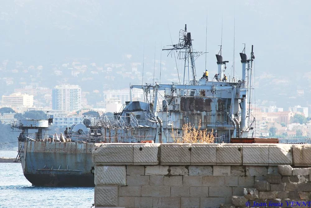 La coque de l’ex-Argens transférée à la base navale de Toulon