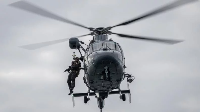 Un fusilier-marin hélitreuillé au-dessus de l'Abeille Horizon