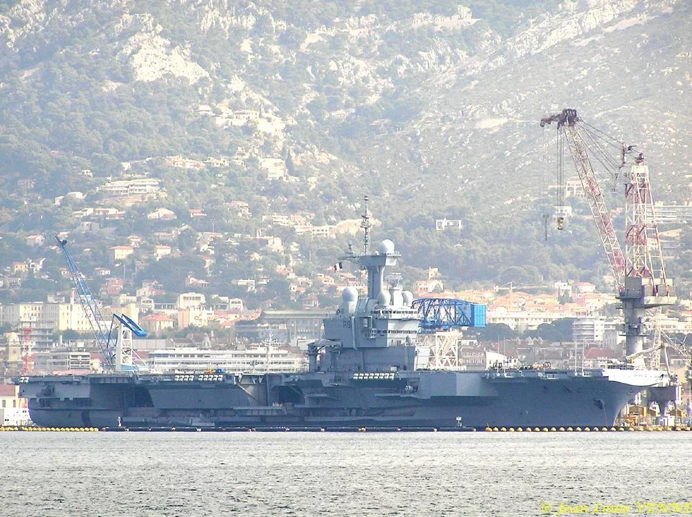 Le porte-avions Charles de Gaulle après son retournement