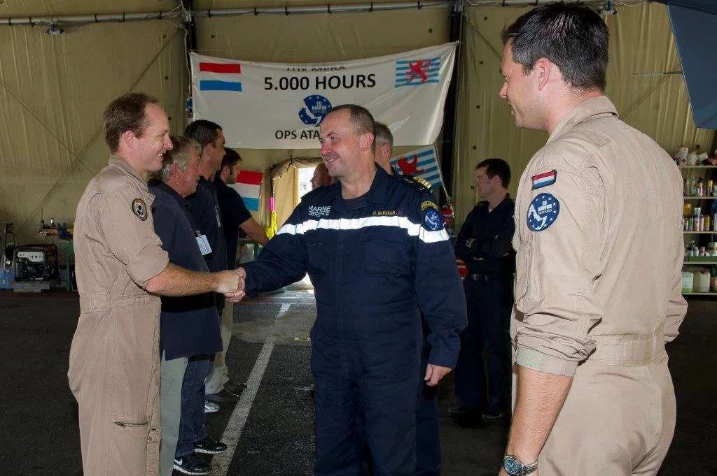 Le commandant de la force européenne Atalante à la rencontre de l’équipe de l’avion de patrouille maritime luxembourgeois