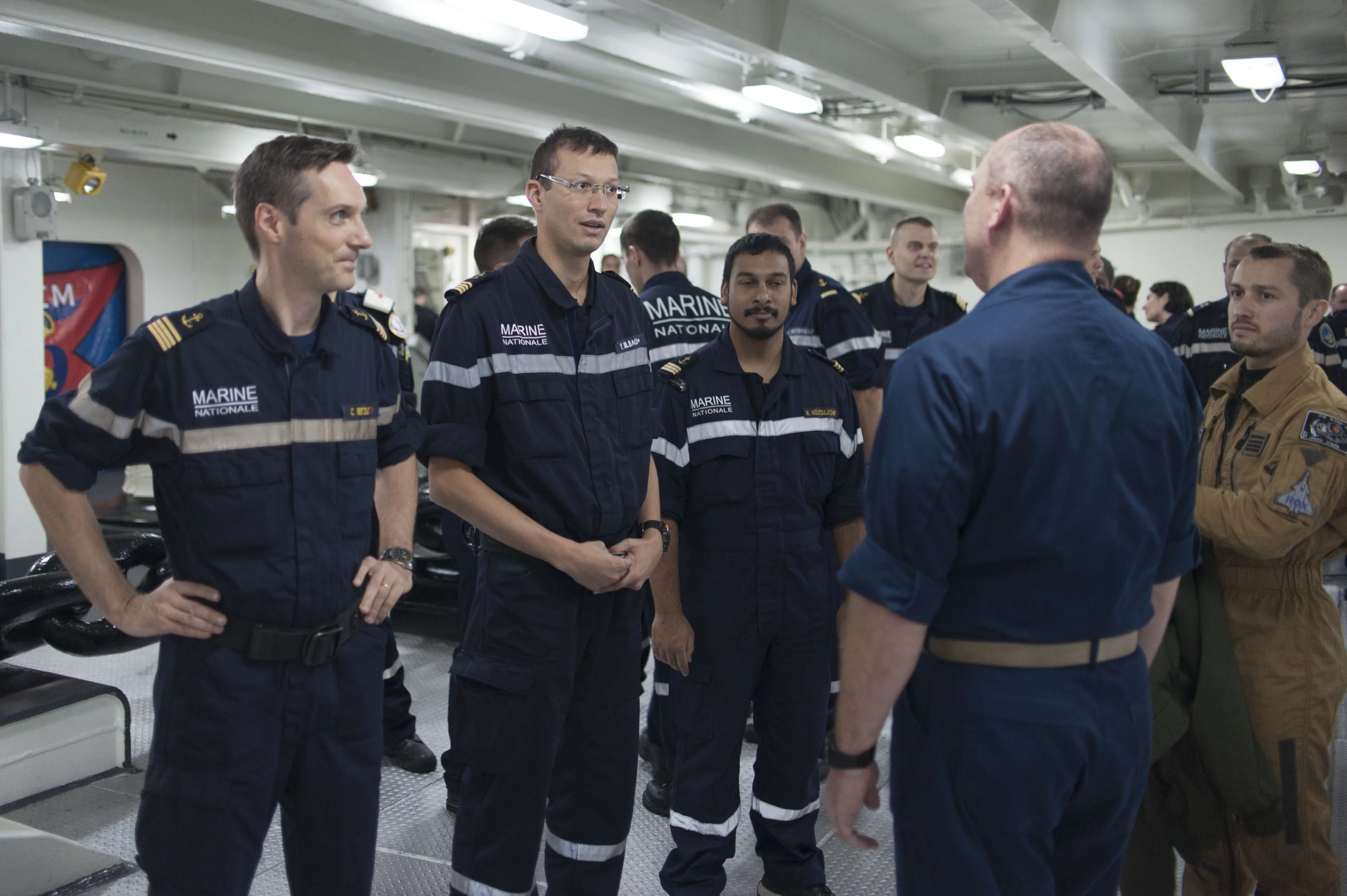 Le Lt. Cmdr. Michael Hanke accueille des marins français du Charles de Gaulle à bord du Harry S. Truman