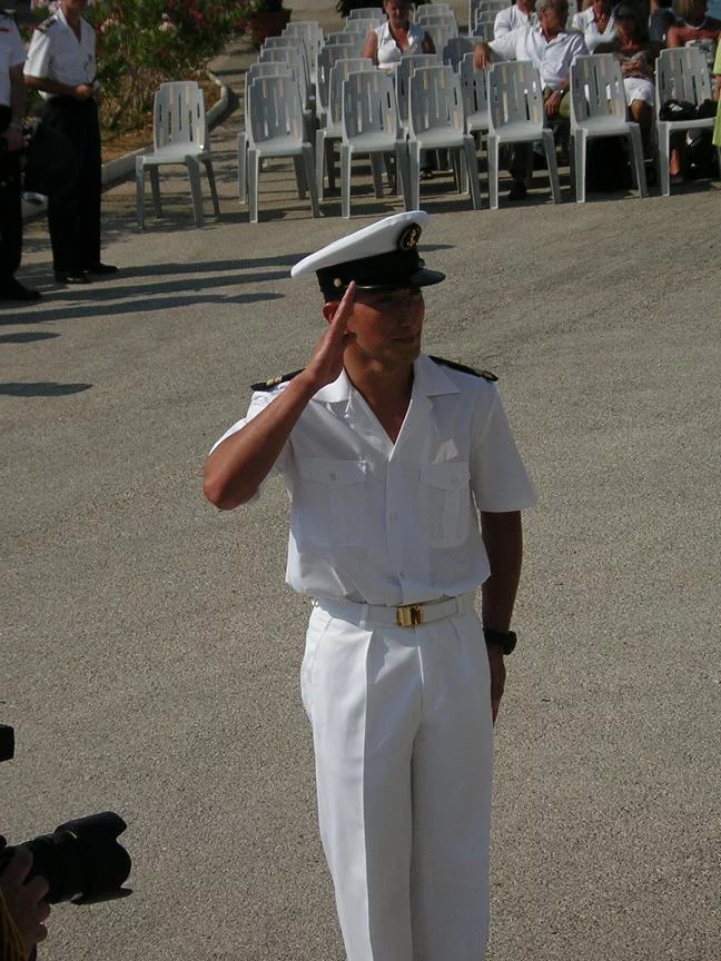 Un élève du BAT reçoit son insigne de plongeur-démineur