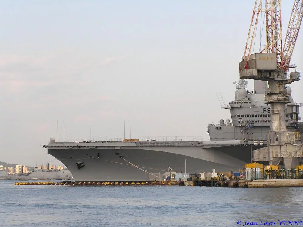 Le porte-avions Charles de Gaulle après son retournement
