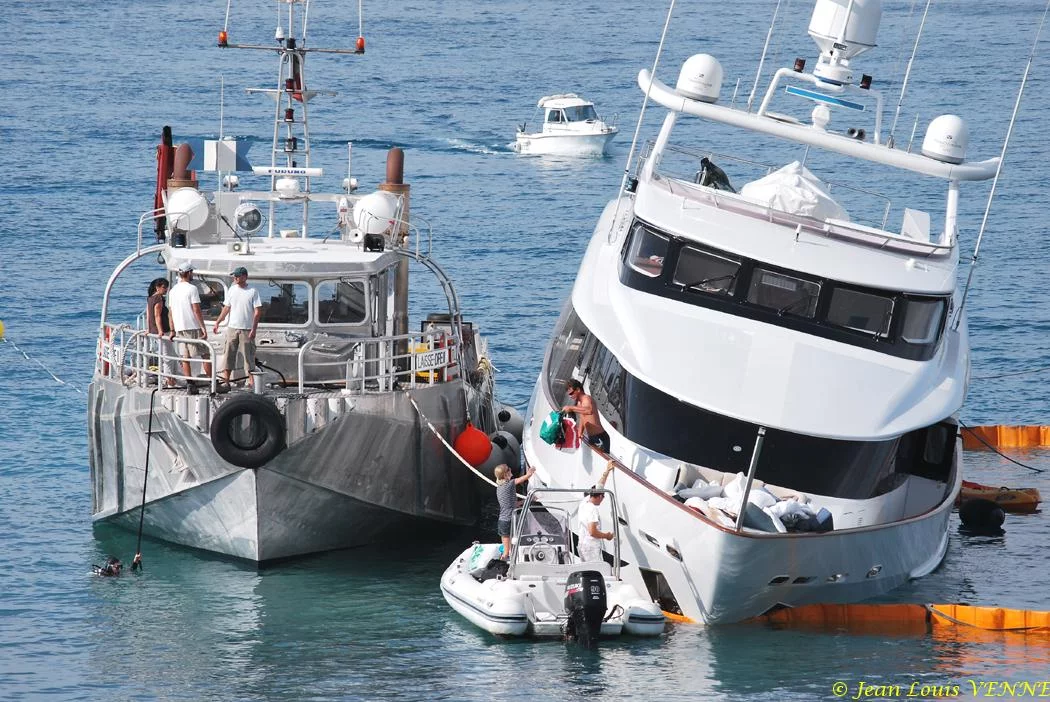 Des membres d'équipage récupèrent leurs affaires