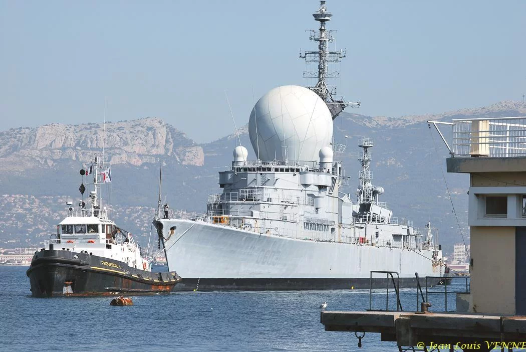 La coque de l'ex-Duquesne positionnée pour protéger le plan d'eau