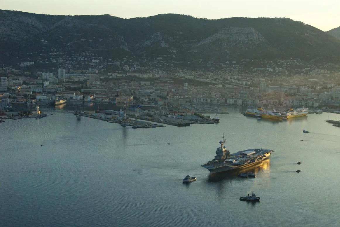Sortie du bassin du porte-avions Charles de Gaulle