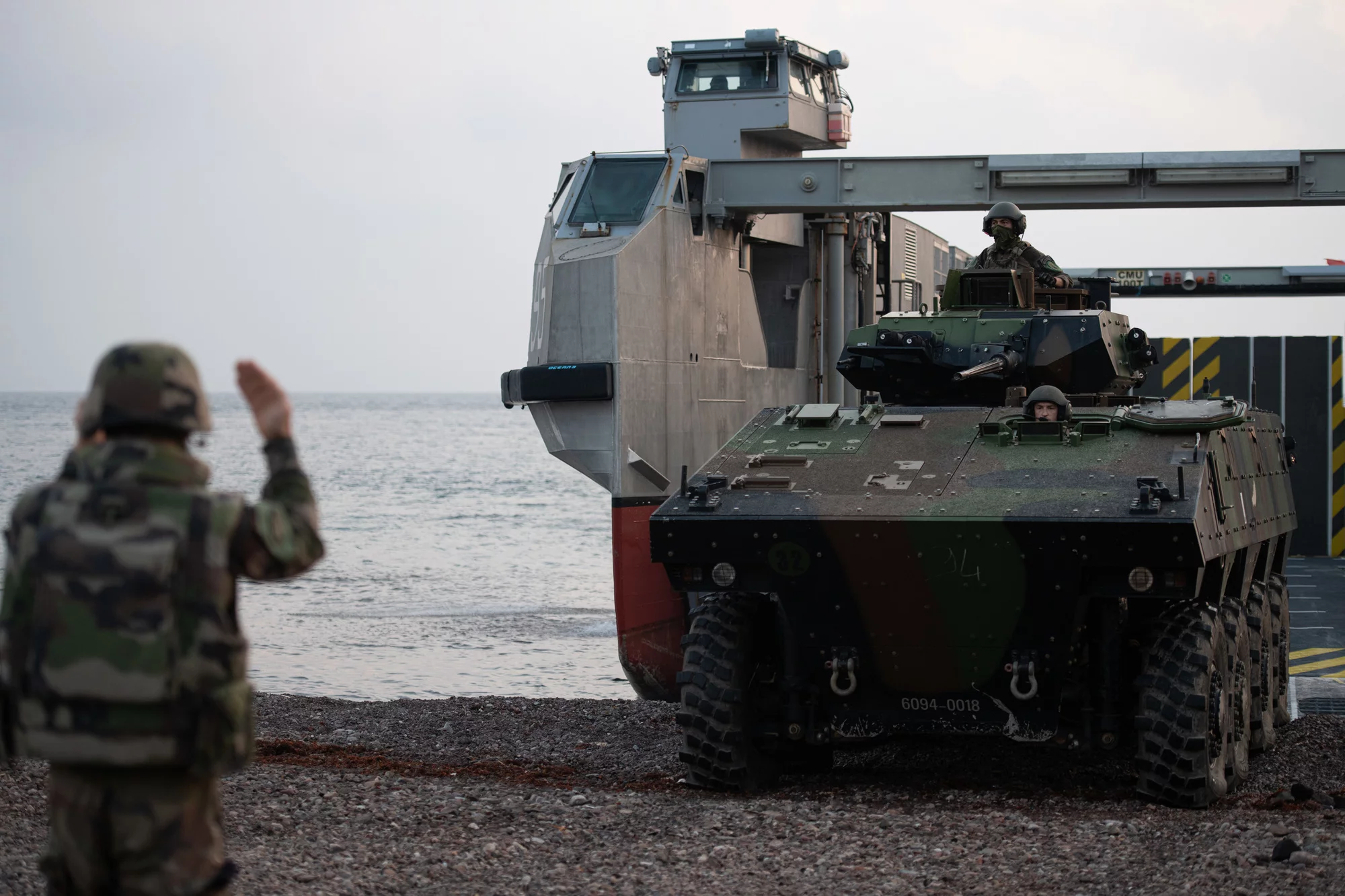 Un engin de l'armée de terre débarque d'un EDAR