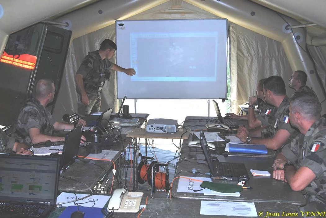 Poste de commandement sous la tente