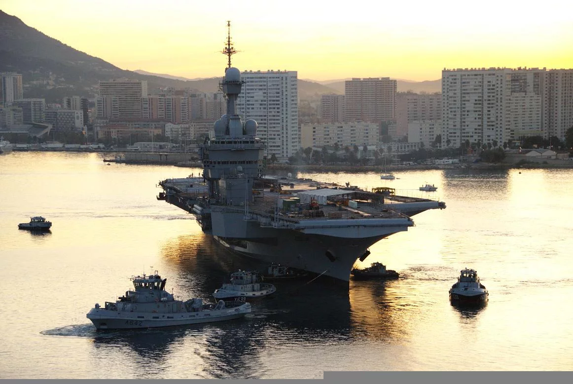Sortie du bassin du porte-avions Charles de Gaulle
