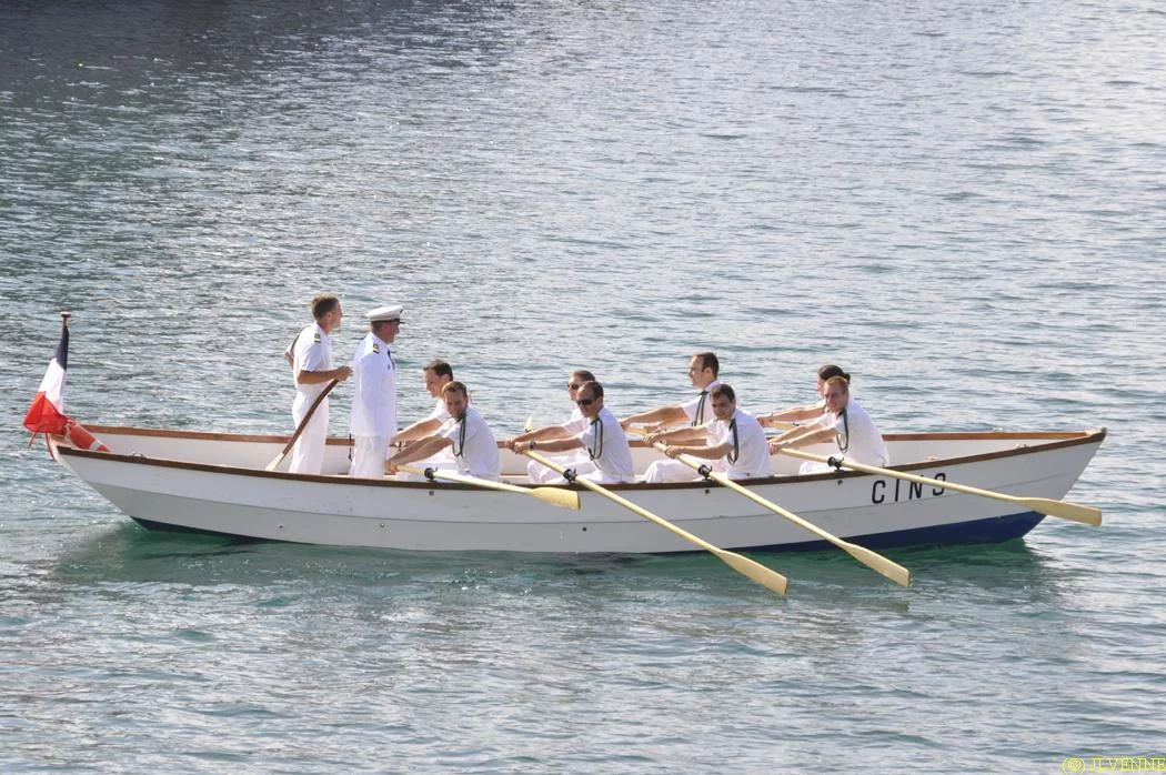 Tradition : le CF Eugène débarque en chaloupe armée par les officiers de l'Aconit