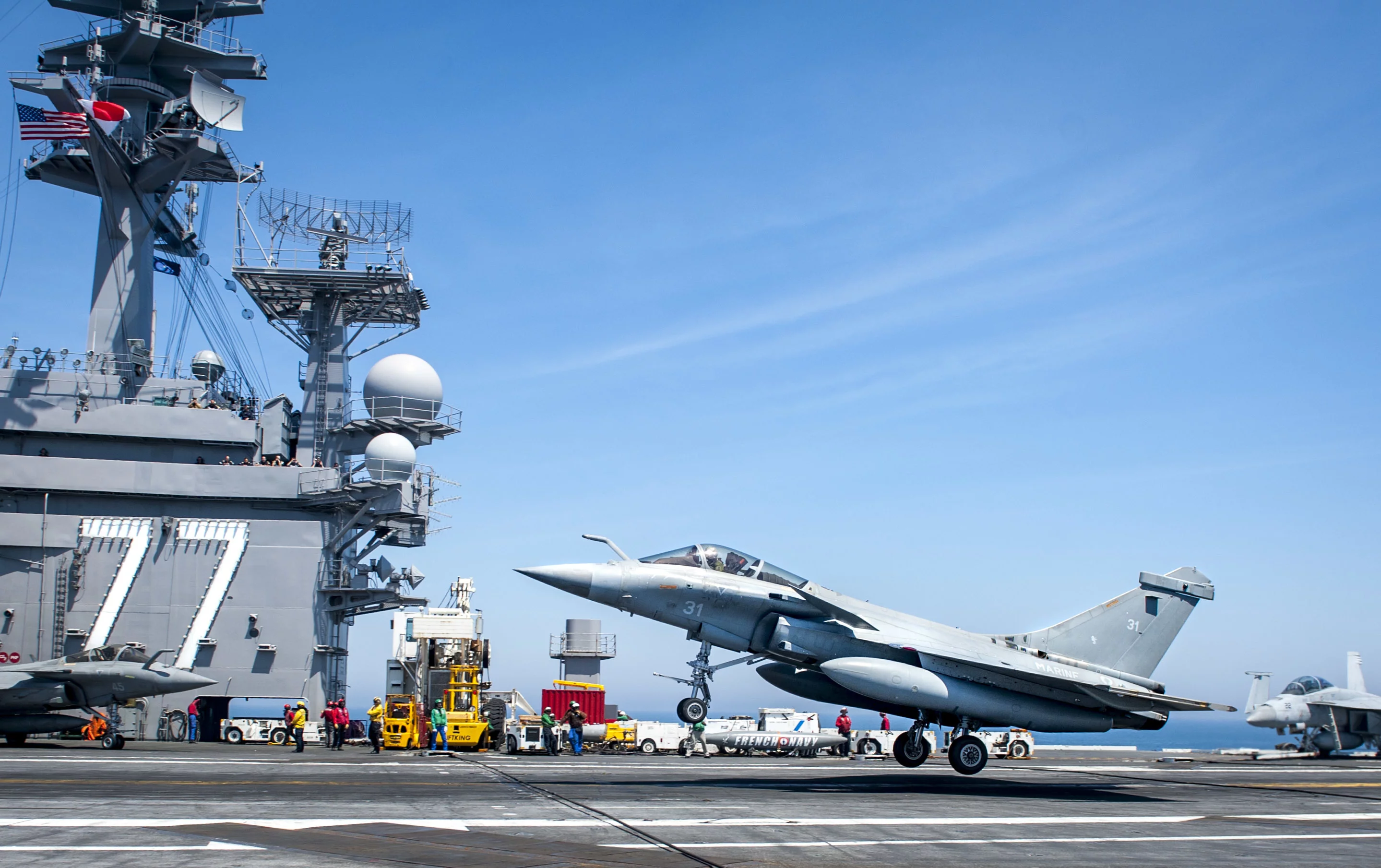 Un Rafale Marine effectue un appontage simulé sur l'USS George H.W. Bush