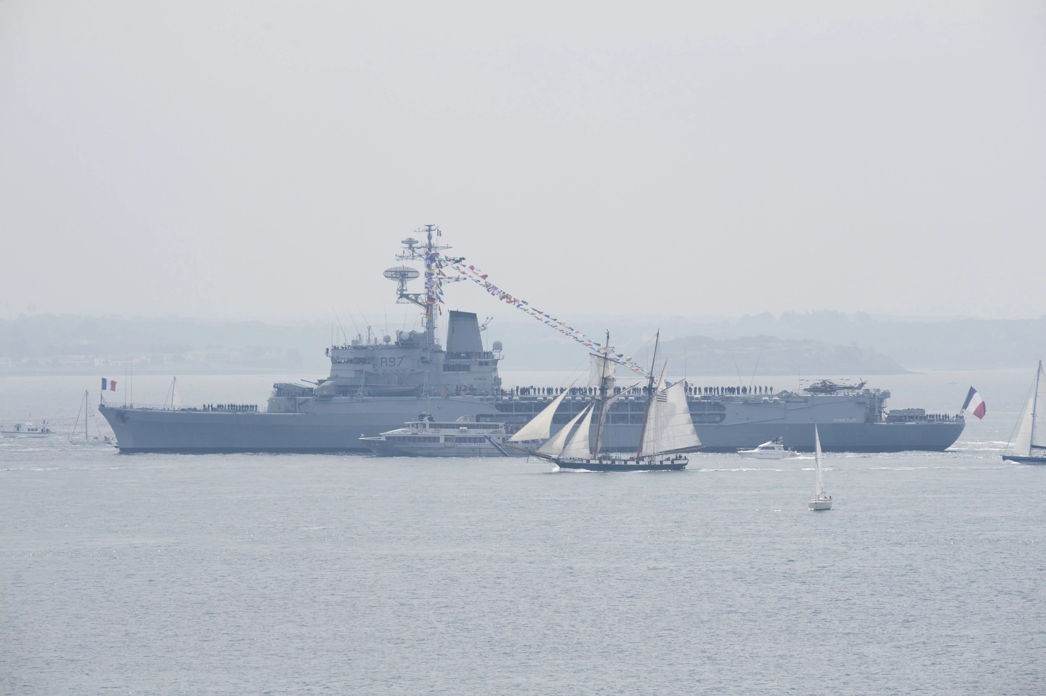 La Jeanne d'Arc derrière une goélette