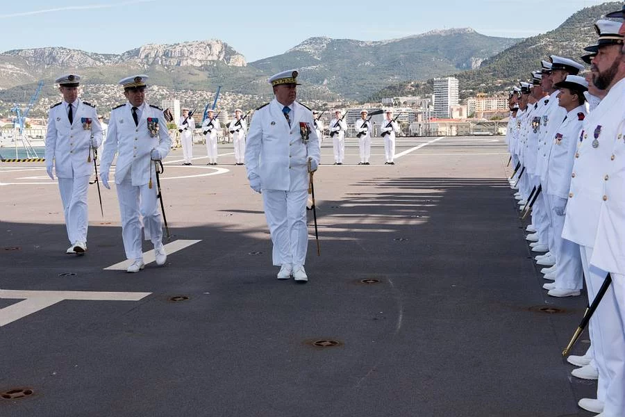 Le vice-amiral Jubelin, chef d’Etat-Major de la Force d’Action Navale (FAN) et premier commandant du Mistral, passe l'équipage en revue