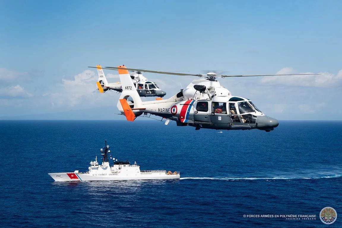 Deux hélicoptères Dauphin N3+ de la flottille 35F participent à un exercice avec l'US Coast Guard