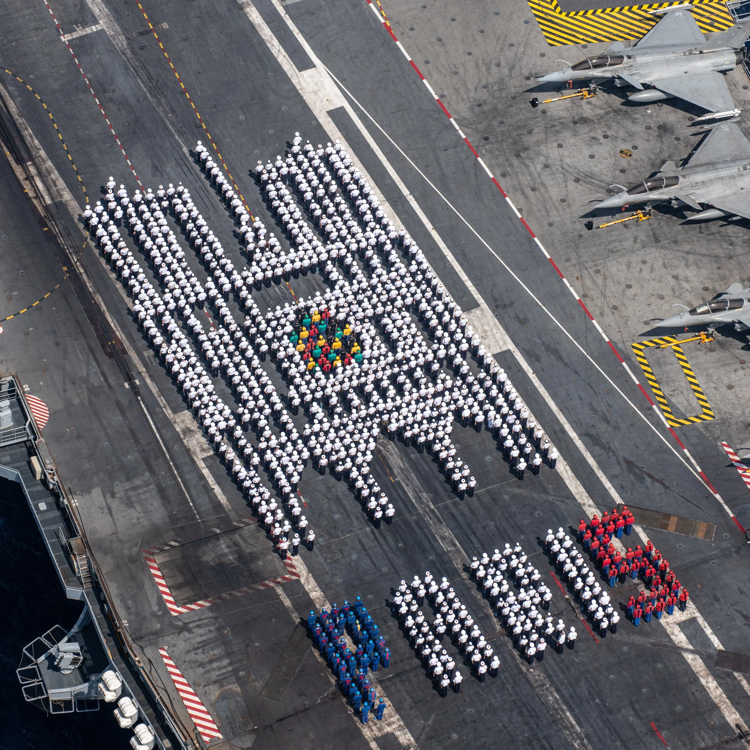 L’hommage original des marins du porte-avions Charles de Gaulle à Notre-Dame