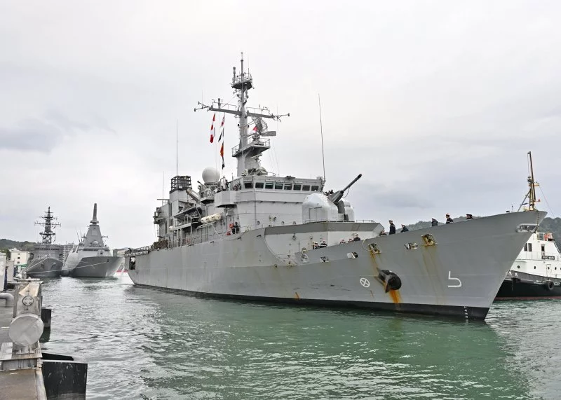 Arrivée de la frégate Prairial dans le port de Maizuru (Japon)